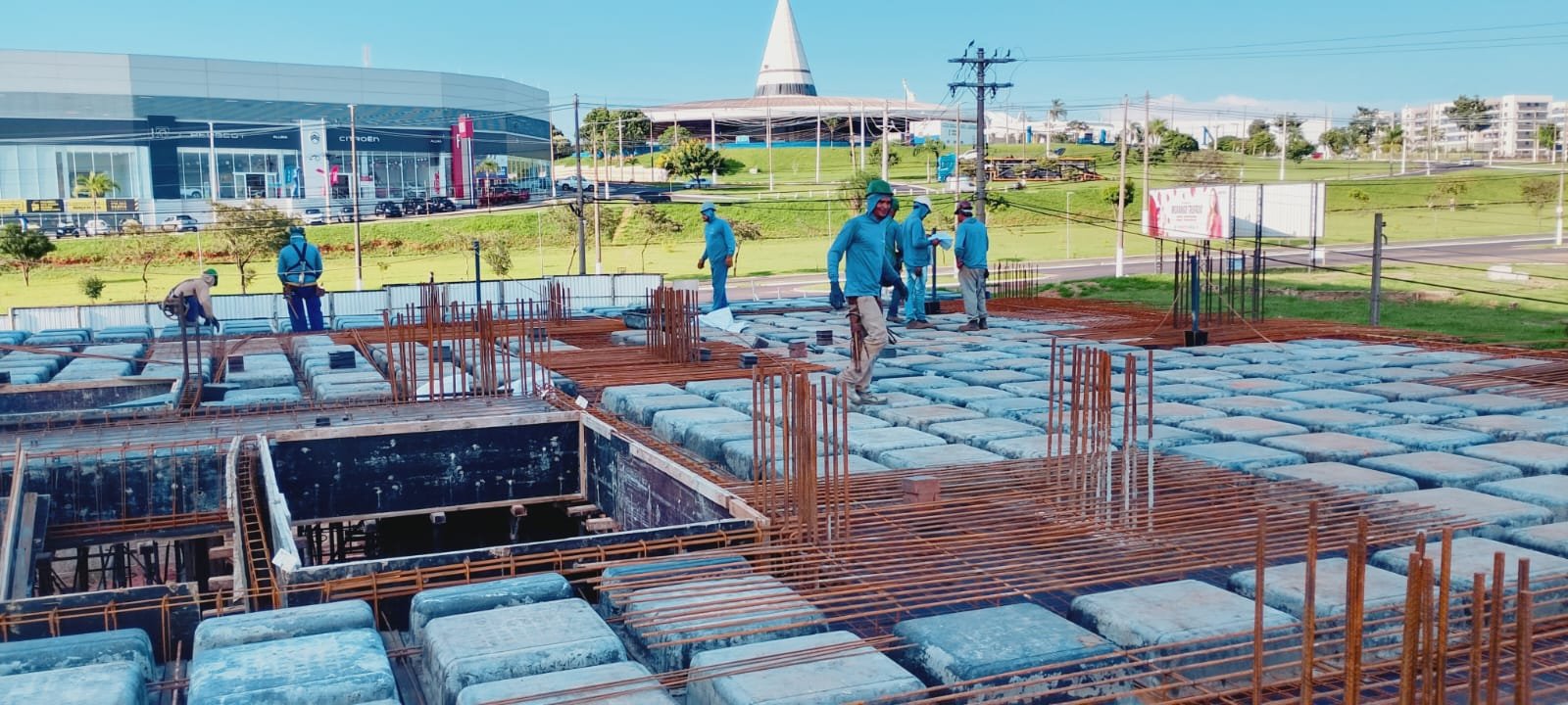 Equipe trabalhando em armação de ferragem na obra
