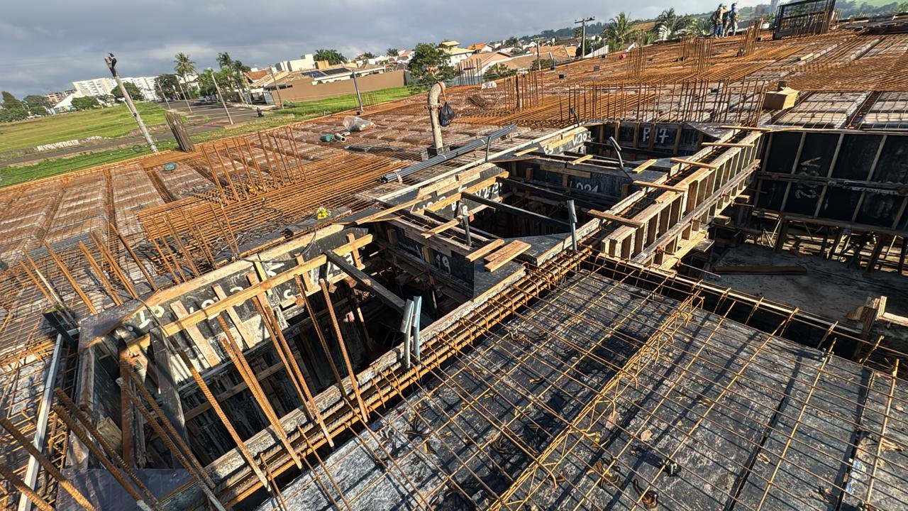 Estrutura de fôrmas e armação em fase de concretagem