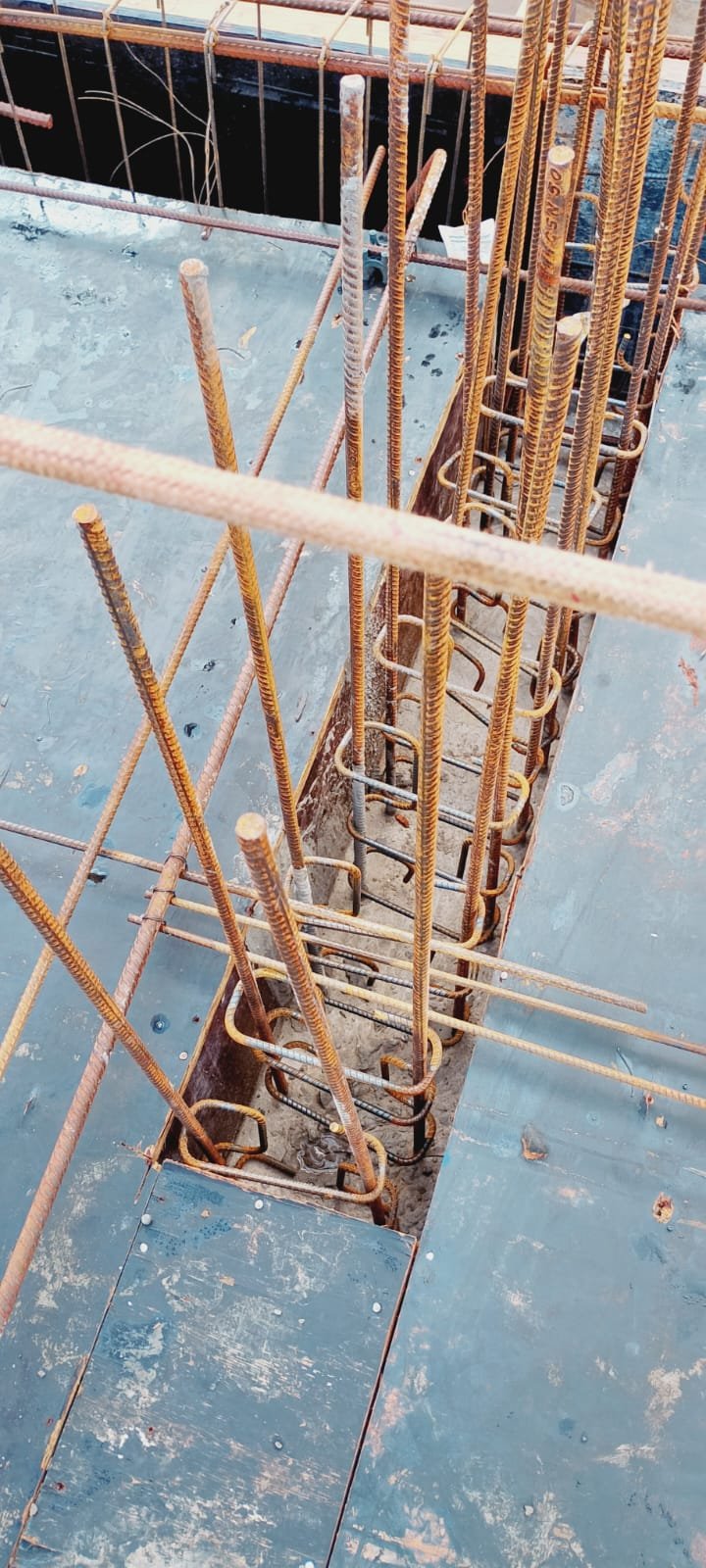 Detalhe de pilar com armação de ferragem