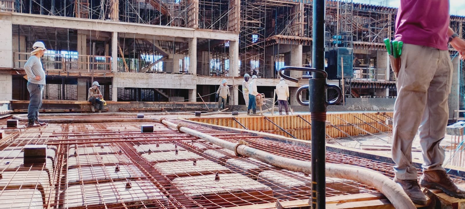 Obra em estrutura de concreto armado em andamento